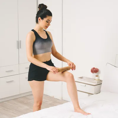 Produktbild von Massageroller für Rücken, Arm, Beine, Nacken & Füße mit Griff aus Holz - Faszienrolle nach Sport und Yoga