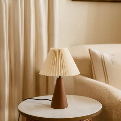 Immagine prodotto di Opviq, lampada da tavolo di alta qualità con struttura in legno, color crema e noce, altezza 35 cm, Ø 22 cm, cavo da 100 cm, attacco E27, max. 40 W, IP20 | Design scandinavo per interni moderni.
