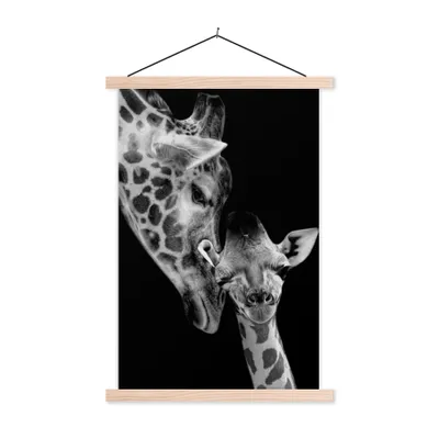 Produktbild von MuchoWow® Textilposter Porträt - Giraffe - Tiere - Schwarz - Weiß 120x180 cm mit holzfarbenen Rahmen - Textil-Plakat