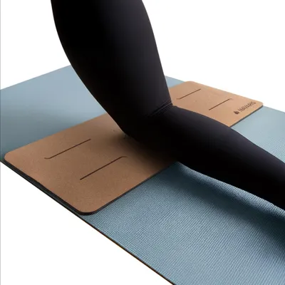 Produktbild von Navaris Yoga Kniekissen - Kniematte Knie Pad aus Kork -  Knieschoner für mehr Komfort - Leicht und tragbar - Yoga Knee Pad - Sport Matte 60x25cm -