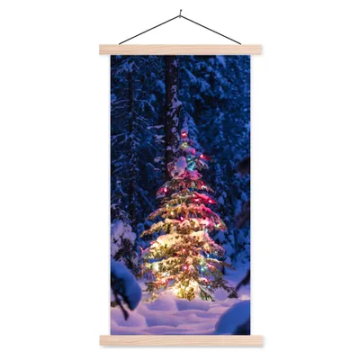 Produktbild von MuchoWow® Textilposter Ein Weihnachtsbaum im verschneiten Wald 40x80 cm mit holzfarbenen Rahmen - Wohnzimmer