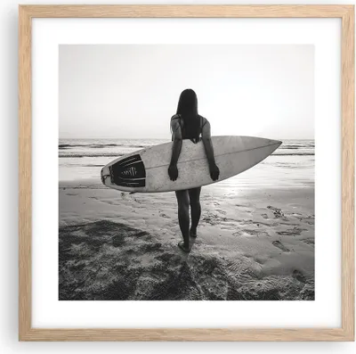 Produktbild von Gerahmtes Poster - Rahmen in heller Eiche - Frau Strand Surfen - 40x40 cm - Wand Bild - Wanddeko - Wandbilder - Kunstposter - Wandposter - Bilderrahmen - Bilder - Kunstdruck - P2NAC40x40-5036