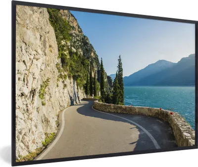 Produktbild von MuchoWow® Gerahmtes Poster Gardasee - Weg - Berg 90x60 cm - Poster mit Schwarzem Bilderrahmen Wandposter Rahmen Foto Bilder - Fotorahmen - Foto-Plakat