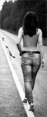 Produktbild von Wallario Poster - Frau auf einem Strich laufend, Kunstdruck Größe: 80 x 200 cm