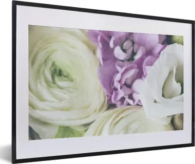 Produktbild von MuchoWow® Gerahmtes Poster Blumen - Rosen - Natur 60x40 cm - Poster mit Schwarzem Bilderrahmen Wandposter Rahmen Foto Bilder - Schlafzimmer - Plakat in Rahmen - Drucken