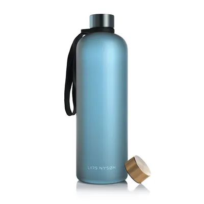 Produktbild von LARS NYSØM Trinkflasche 1,5l | Ultraleichte Tritan Sport Flasche, Kohlensäure geeignet | Ideal für Sport, Büro, Yoga | 2 Deckel inkludiert 1500ml Niagara