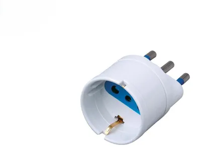Obrázek produktu pro Alcapower Schuko adaptér, bílý, 16 A, 3pólová zástrčka (Itálie), 16 A, zásuvka Schuko s bypassem, max. 250 V střídavého proudu, max. 1500 W, adaptér do zásuvky