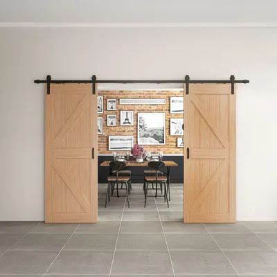 Geöffnete doppelflügelige Holzschiebetüren mit schwarzer Laufschiene im Design Eiche.