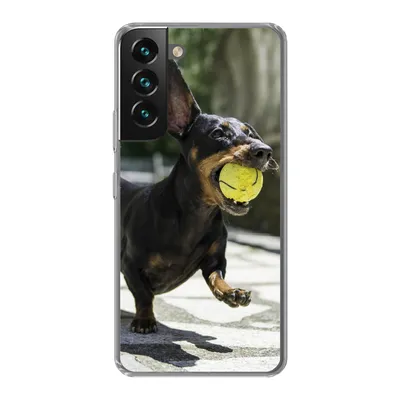 Produktbild von MuchoWow® Handyhülle Schutzhülle Hülle für Samsung Galaxy S22 Ein schwarzer Dachshund mit einem Tennisball Silikon Softcase Handy Hülle - Mobiltelefonhülle