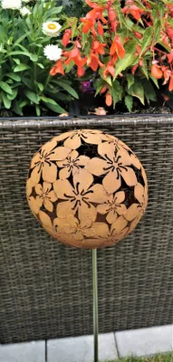 Produktbild von Rosenkugel Flower 20 cm aus Cortenstahl mit Stab 80 cm