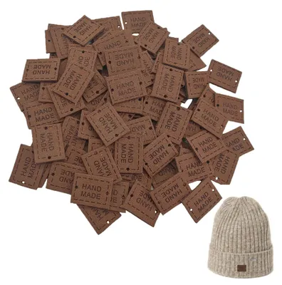 Produktbild von Handmade Lederetiketten - 100 Stück perforiertes Design zum Nähen - für Quilts Schals Mützen und Taschen - Quadratisch