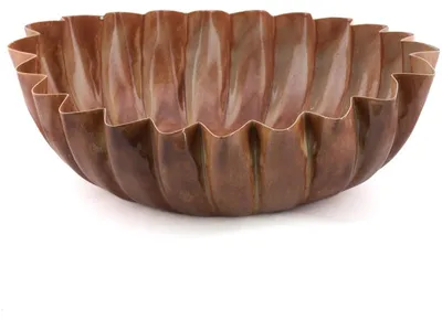 Imagen del producto de HomeBound: Bandeja metálica con estrías, color marrón ámbar, grande