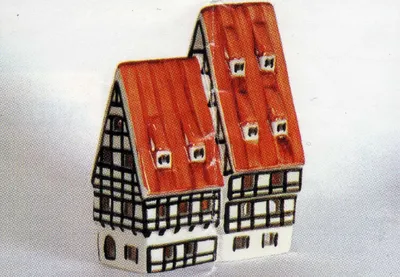 Gerberhaus in Form zwei nebeneinander stehenden Miniaturhäusern mit rotbraunen Dächern und Fachwerk