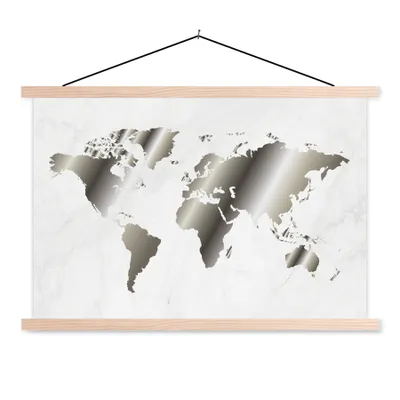 Produktbild von MuchoWow® Textilposter Weltkarte - Schwarz und weiß - Marmor 120x80 cm mit holzfarbenen Rahmen - Aufhängeset