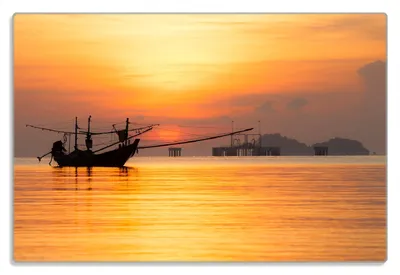 Produktbild von Wallario Frühstücksbrettchen aus Glas 20 x 30 cm mit rutschfesten Füßen, Motiv Thailändisches Fischerboot vor Sonnenuntergang