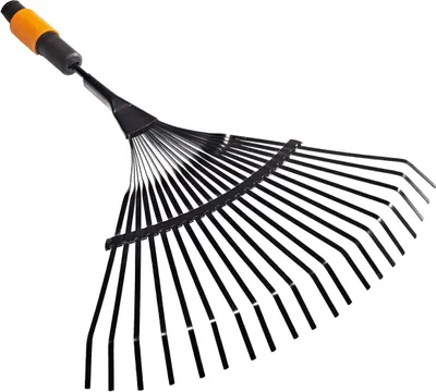 A Fiskars QuikFit Fächerbesen (leaf rake) is shown against a white background.