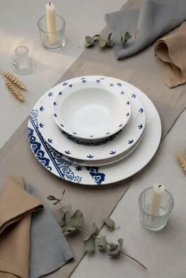 Produktbild von Hermia Concept, Hochwertiges 24-teiliges Dinner-Set aus 100% Porzellan, Weiß und Blau | 6 Servierplatten, 6 Teller, 6 Schalen, 6 Dessertteller | Spülmaschinen- und mikrowellenfest.