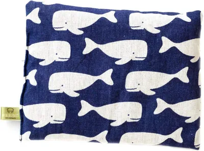 Productafbeelding van Kersenpitkussen, biologische warmtepad, magnetronbestendig, 23x17 cm, walvismotief, blauw en wit