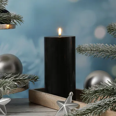 Produktbild von LED Stumpenkerze MIA - Echtwachs - realistische 3D Flamme - H: 20cm - D: 10cm - schwarz