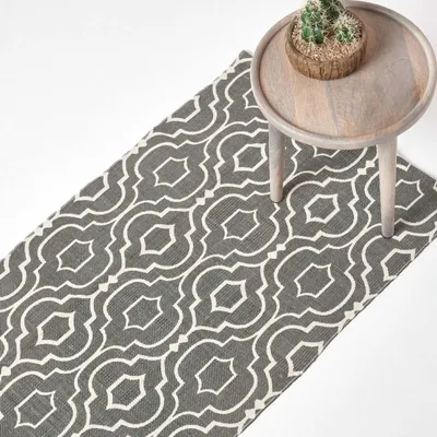 Produktbild von HOMESCAPES Bedruckter Baumwoll-Teppich Riga mit Muster in Grau und Weiß, 66 x 200 cm