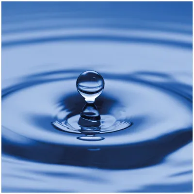 Produktbild von Wallario Premium Glasbild, freischwebende Optik, kräftige Farben, Größe 30 x 30 cm Motiv Wassertropfen im blauen Wasser