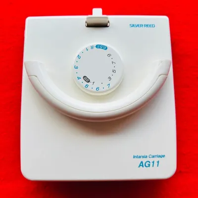 Produktbild von Silver-Reed Intarsienschlitten AG-11 (Intarsia Carriage) – Zubehör für Strickmaschinen LK-Serie – zum Stricken von Intarsienmustern