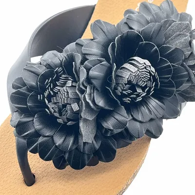 Produktbild von Scarpa Damen Zehentrenner Sandale Schwarz mit floraler Stoffverzierung am Riemen