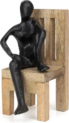Produktbild von Handgemachte schwarze Skulptur aus Aluminium auf Holzstuhl - Moderne Dekofigur - 13 cm Höhe, 6,5 cm Breite, 9 cm Länge - Elegantes Wohnaccessoire