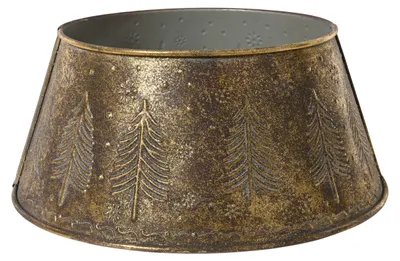 Eine konische Christbaumständer-Abdeckung aus antik-bronzefarbenem Eisen mit einem eingeprägten Muster aus Tannenbäumen vor weißem Hintergrund.