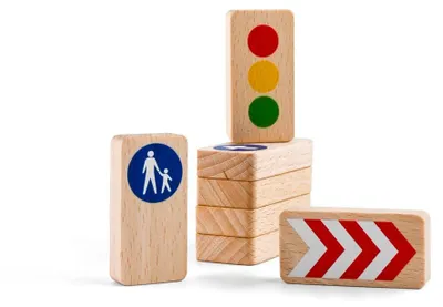 Produktbild von Spielzeugset mit Verkehrszeichen aus Holz – Waytoplay Spielplatzzubehör