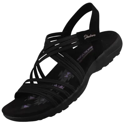 Auf dem Bild ist eine schwarze Sandale zu sehen die von der Seite betrachtet wird. Die Sandale hat ein schlichtes Design mit einem breiten Riemen und einer offenen Zehenpartie.