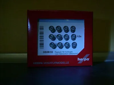 Produktbild von Herpa Z Zurüstteil LKW Reifen für Auflieger (chrom/rot,
