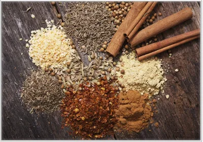 Produktbild von Wallario Wandbild Aromatische trockene Gewürze in der Küche, Größe: 70,30 x 100,30 cm, Poster mit weißem Kunststoffrahmen
