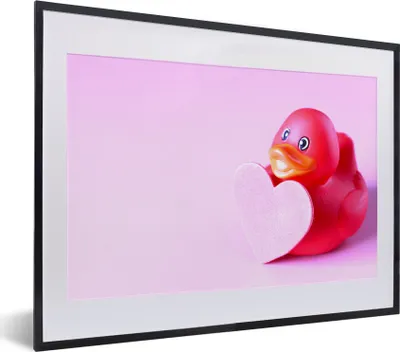 Produktbild von MuchoWow® MuchoWow® Gerahmtes Poster Gummi-Ente - Herz - Rosa 40x30 cm - Poster mit zchwarzem Bilderrahmen - Bilderrahmen - Poster im Rahmen