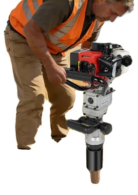 Immagine prodotto di Inseritore di pali a T alimentato a gas, motore a 2 tempi da 32,6 cc, potenza 0,9 kW, energia di percussione 20-45 J, capacità serbatoio carburante 0,9 l, peso 13 kg