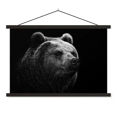 Produktbild von MuchoWow® Textilposter Kamtschatka-Bär auf schwarzem Hintergrund in schwarz und weiß 120x80 cm mit schwarzem Rahmen - Wanddeko