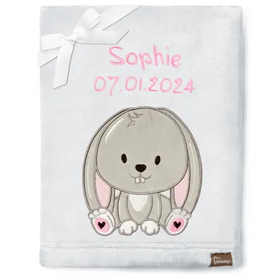 Produktbild von Be Mammy Babydecke mit 3D Applikation bestickt mit Name und Geburtsdatum 76 x 102 cm BE20-280 (Hellgrau – Kaninchen, 76 x 102 cm)