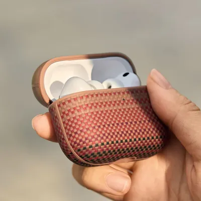 Image de Pitaka Aramid fiber magnétique coque AirPods Pro 3 – Conception en cuirPolyuréthaneécologique et base en fibre d'aramide – Intègre des aimants N52 pour une charge magnétique – Module en silicone anti-rayures pour une protection durable - Orange