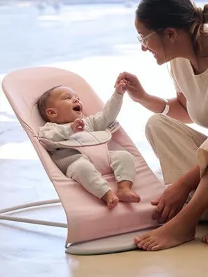 Produktbild von BabyBjörn Babywippe Balance Soft aus Gewebe und Jersey in Hellrosa/Grau