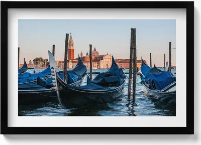 Produktbild von Venezianische Gondeln auf dem Wasser Italien– Wandbild mit Rahmen – Gerahmtes Bild  – Wanddekoration – 60x40 cm –  Schwarz Rahmen