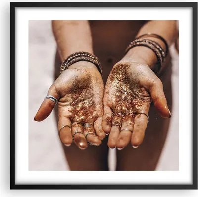 Produktbild von Gerahmtes Poster - Schwarzer Rahmen - Hände Strand Gold - 50x50 cm - Wand Bild - Wanddeko - Wandbilder - Kunstposter - Wandposter - Bilderrahmen - Bilder - Kunstdruck - P2BAC50x50-5055
