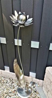 Produktbild von Skulptur Blume Palermo Edelstahl 120 cm mit Kugel in schwarz matt gebürstet mit Standfuß Edelstahl Dekoration Garten