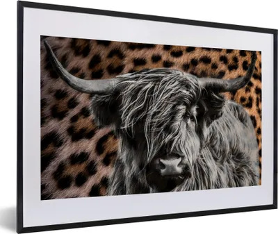 Produktbild von MuchoWow® Gerahmtes Poster Schottischer Highlander - Pantherdruck - Tiere 60x40 cm - Poster mit Schwarzem Bilderrahmen Wandposter Rahmen Foto Bilder - Schlafzimmer - Plakat in Rahmen - Drucken