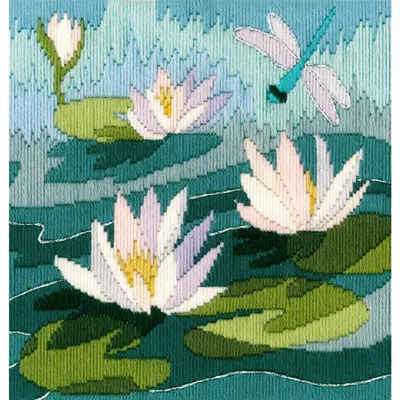 Immagine prodotto di Kit per ricamo "Ninfee", marca Bothy Threads, con schema stampato, tela aida 14, dimensioni 20,5 x 21,5 cm