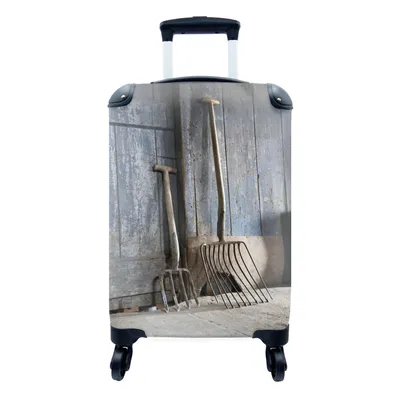 Produktbild von MuchoWow® Koffer Handgepäck Trolley Rollkoffer Kleine Reisekoffer mit 4 Rollen - Zwei Mistgabeln in einer Scheune - Cabin Size < 55x40x23 cm & 55x40x20 cm - Fotokoffer - Kabinenkoffer - Boardgepäck - Reise-Box - Reisekoffer - Reisegepäck - Koffer mit Bild - Trolley für Kinder