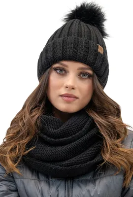 Immagine prodotto di Vivisence Set da donna di tendenza Berretto con pompon in Pelliccia sintetica e sciarpa ad anello in filato caldo Fodera in pile antistatica, vestibilità perfetta Con logo in ecopelle Ideale per, nero, taglia unica