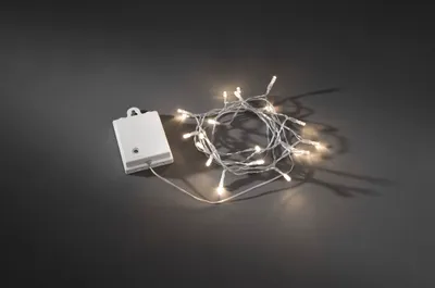 Produktbild von Konstsmide - LED Lichterkette, mit an/aus Schalter und 6h Timer, mit 8 Funktionen und Memoryfunktion, 40 warm weiße Dioden, batteriebetrieben, Außen (IP44), transparentes Kabel weiße Box, 4 x AA 1.5V (exkl.); 3724-103
