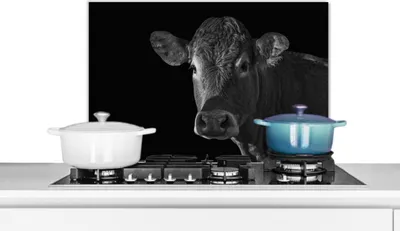 Obrázek produktu pro KitchenYeah® Kitchen splashback - Kuchyňský splashback - Ochrana stěny sporáku a dřezu - Kráva - Zvířata - Černá - Bílá - Portrét 60x40 - Alu-Dibond (alternativa ke skleněnému splashbacku) - Tepelně odolný -