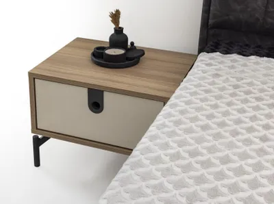 Produktbild von Moderner Nachttisch in Creme mit einer Schublade und schwarzen Griffdetails