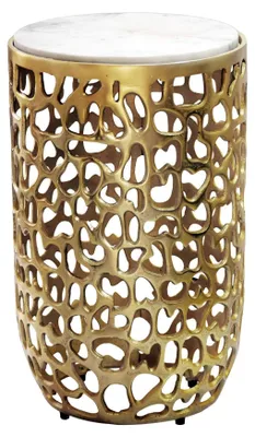 Wohnling Beistelltisch rund mit durchbrochener goldener Aluminium-Säule und weißer Marmorplatte in Gesamtansicht.